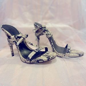 SCHUTZ Cloe sandals!